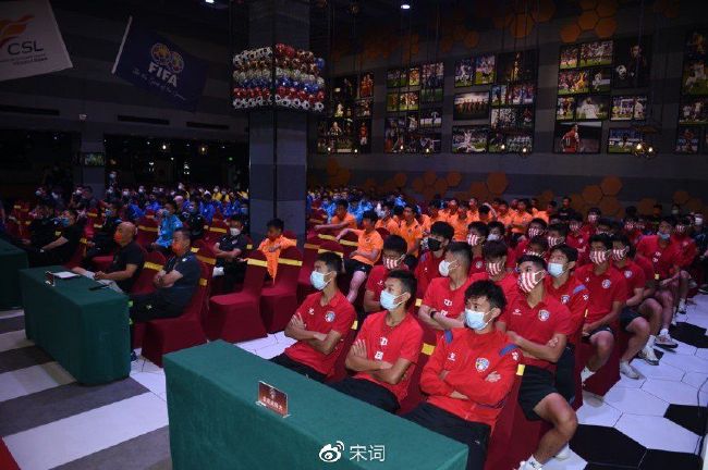 女人扒开双腿让男人捅