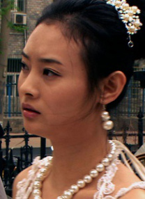 陈小春饰演的老板和一群已经成为“鬼魂”的员工一起工作，这群“鬼职员”依然继续着生前的工作流程。